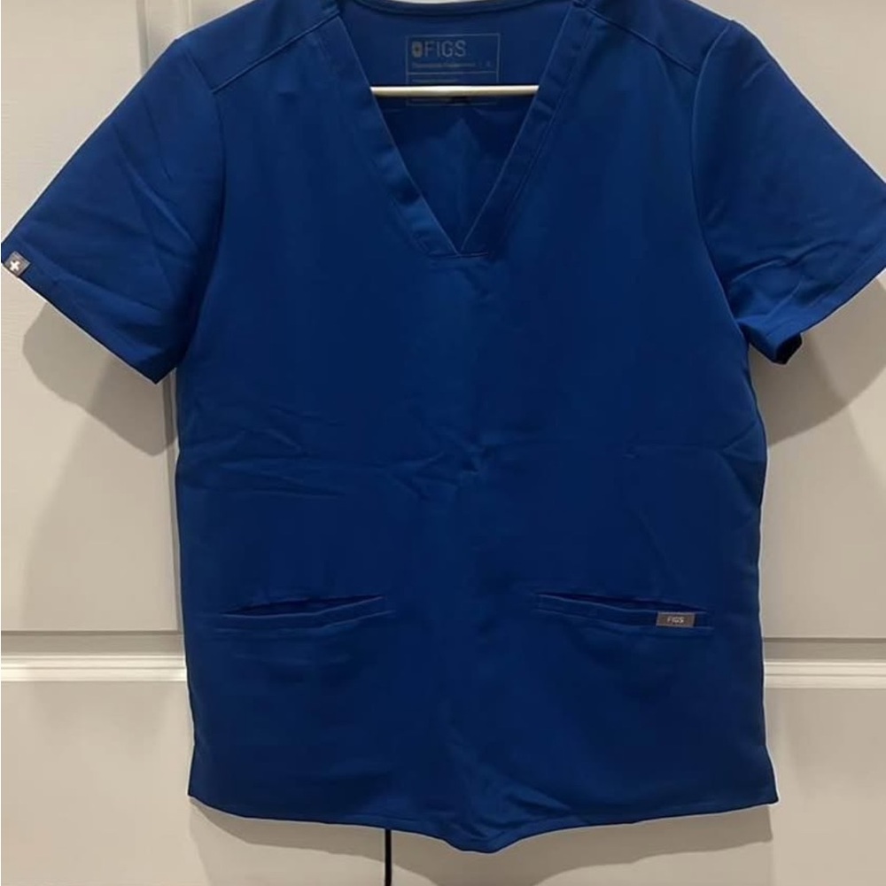 PRICE DROP Figs casma three pocket top